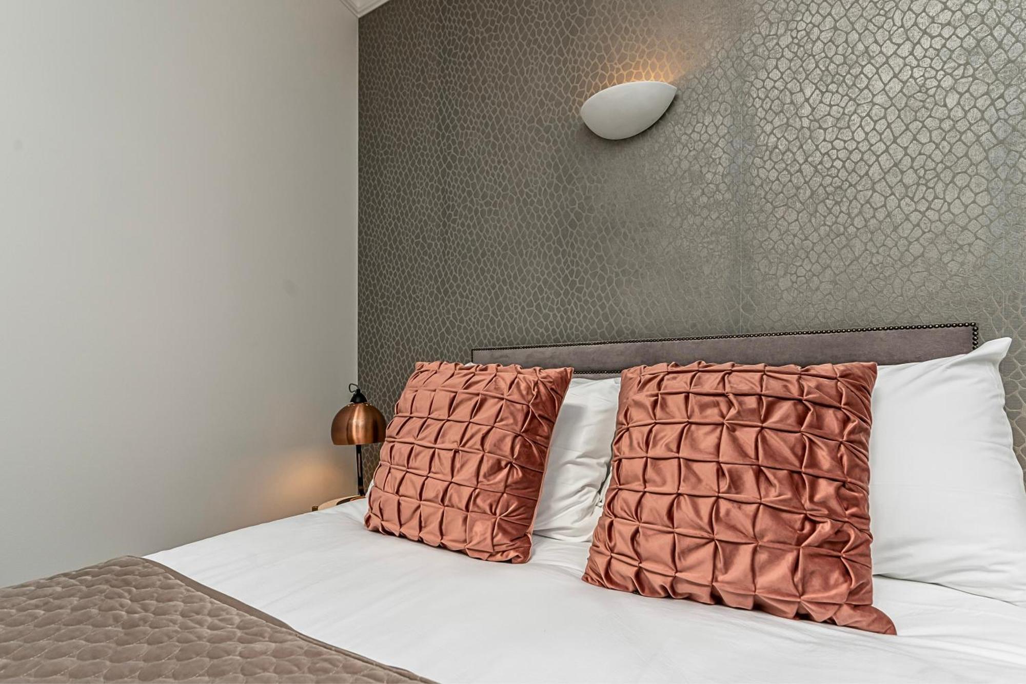 The Secret Kensington Garden Mews-2 Bedroom Full House-2 Train Lines- Spacious-Kings Road- Harrods -Chelsea Stadium-Private Small Patio Λονδίνο Εξωτερικό φωτογραφία