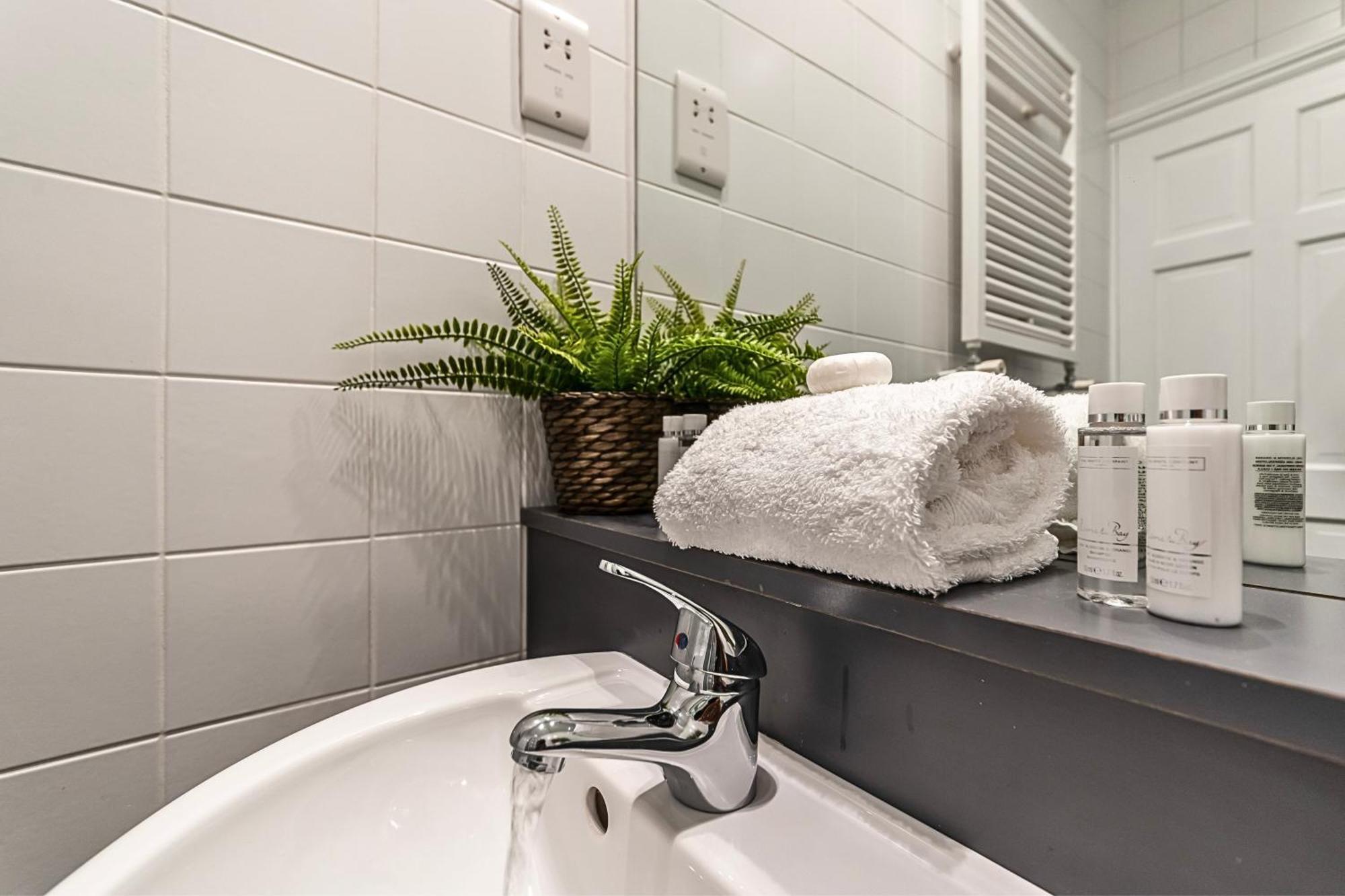 The Secret Kensington Garden Mews-2 Bedroom Full House-2 Train Lines- Spacious-Kings Road- Harrods -Chelsea Stadium-Private Small Patio Λονδίνο Εξωτερικό φωτογραφία
