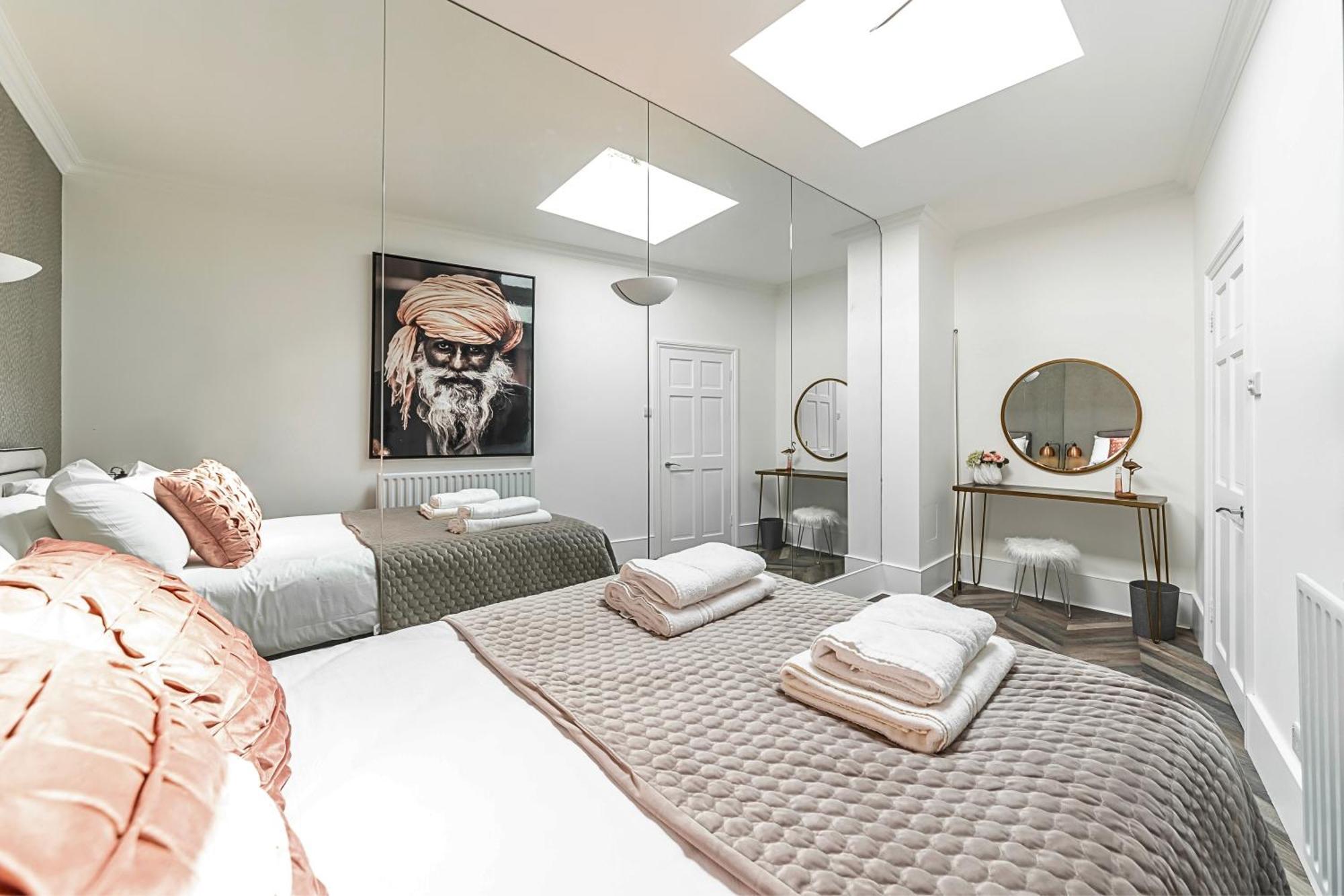 The Secret Kensington Garden Mews-2 Bedroom Full House-2 Train Lines- Spacious-Kings Road- Harrods -Chelsea Stadium-Private Small Patio Λονδίνο Εξωτερικό φωτογραφία