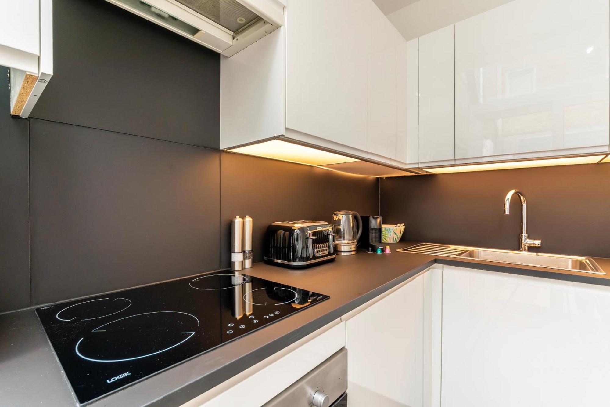 The Secret Kensington Garden Mews-2 Bedroom Full House-2 Train Lines- Spacious-Kings Road- Harrods -Chelsea Stadium-Private Small Patio Λονδίνο Εξωτερικό φωτογραφία