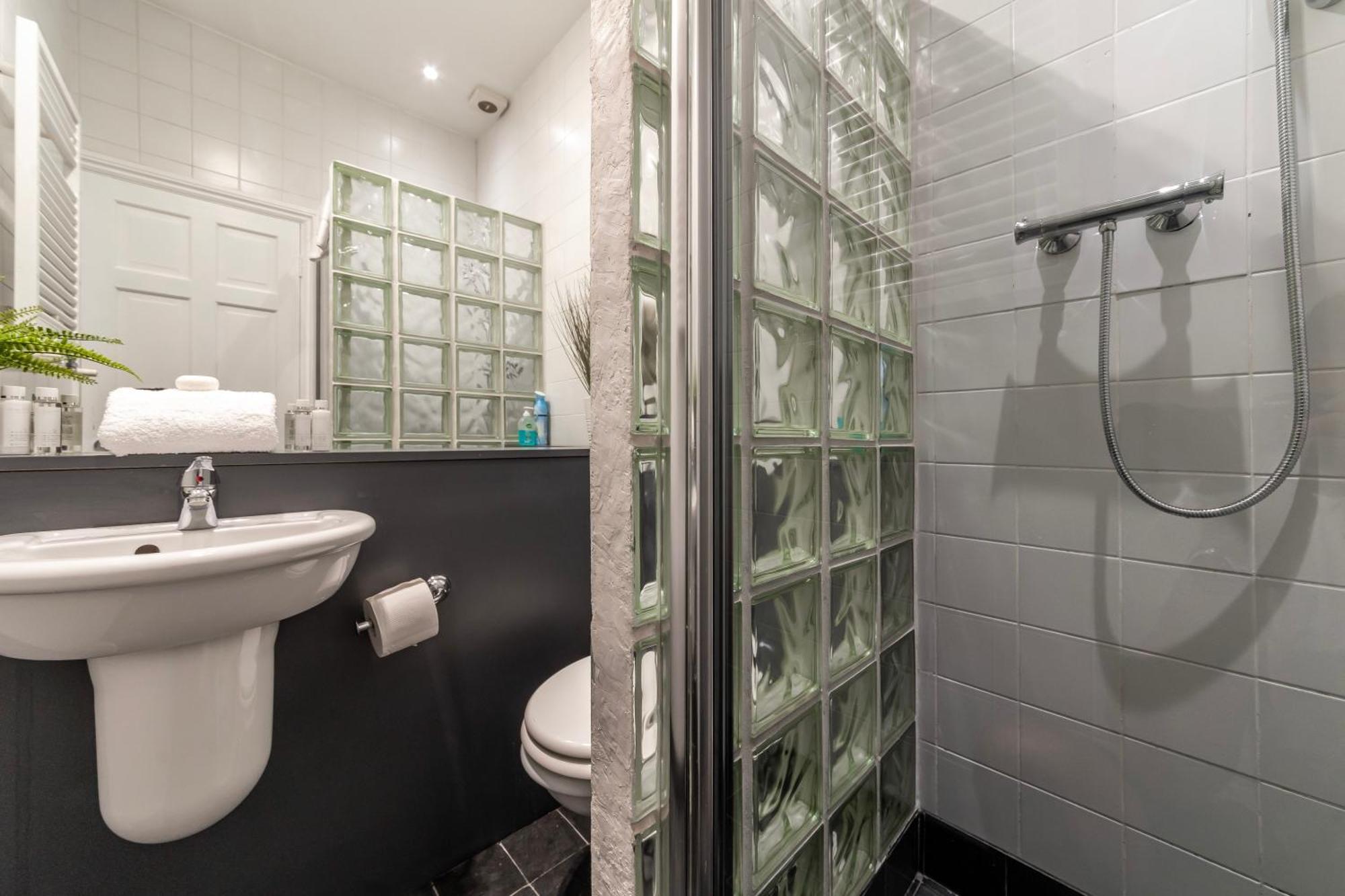 The Secret Kensington Garden Mews-2 Bedroom Full House-2 Train Lines- Spacious-Kings Road- Harrods -Chelsea Stadium-Private Small Patio Λονδίνο Εξωτερικό φωτογραφία